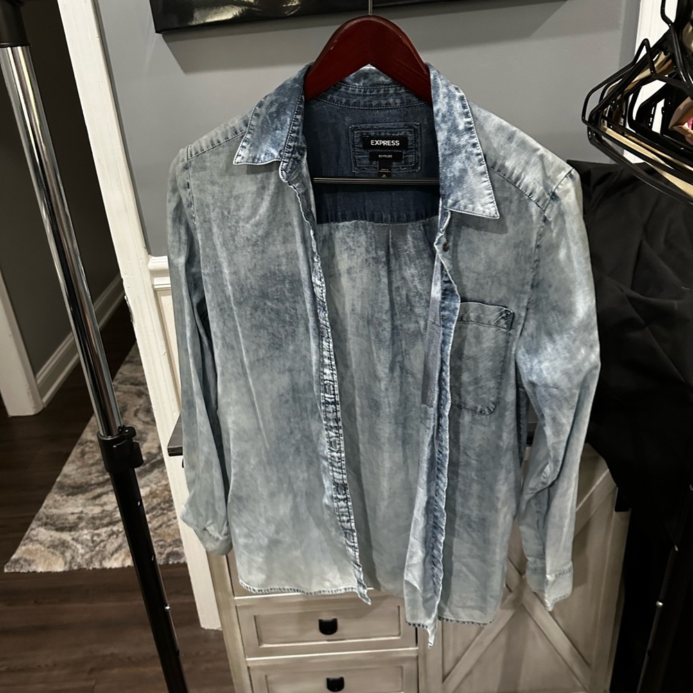 Express acid wash button up
